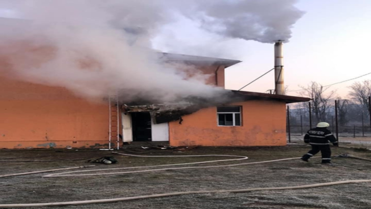 FOTO | Incendiu violent la o școală din Dâmbovița